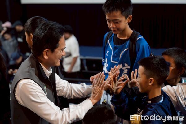 ▲立委林俊憲包場《冠軍之路》，邀請少棒、女壘與社區球隊觀影，傳承台灣棒球精神。（記者林東良翻攝，下同）