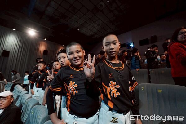 ▲立委林俊憲包場《冠軍之路》，邀請少棒、女壘與社區球隊觀影，傳承台灣棒球精神。（記者林東良翻攝，下同）