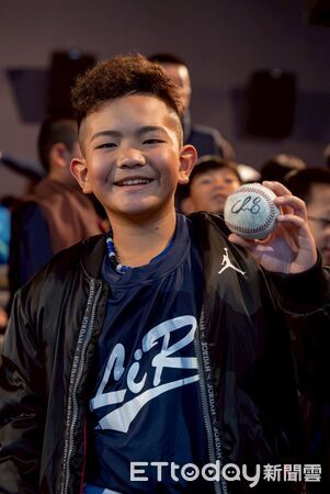 ▲立委林俊憲包場《冠軍之路》，邀請少棒、女壘與社區球隊觀影，傳承台灣棒球精神。（記者林東良翻攝，下同）