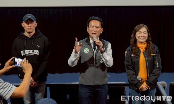 ▲立委林俊憲包場《冠軍之路》，邀請少棒、女壘與社區球隊觀影，傳承台灣棒球精神。（記者林東良翻攝，下同）