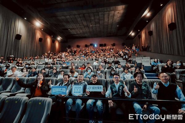 ▲立委林俊憲包場《冠軍之路》，邀請少棒、女壘與社區球隊觀影，傳承台灣棒球精神。（記者林東良翻攝，下同）