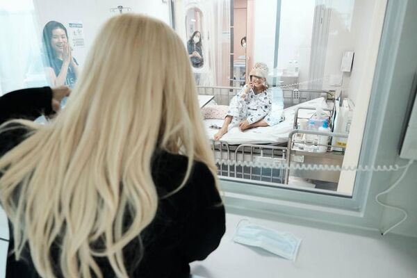 Ros&eacute;與住院中的病童以電話方式互動、聊天。（翻攝roses_are_rosie IG）