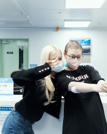 Ros&eacute;與孩子一起自拍。（翻攝roses_are_rosie IG）