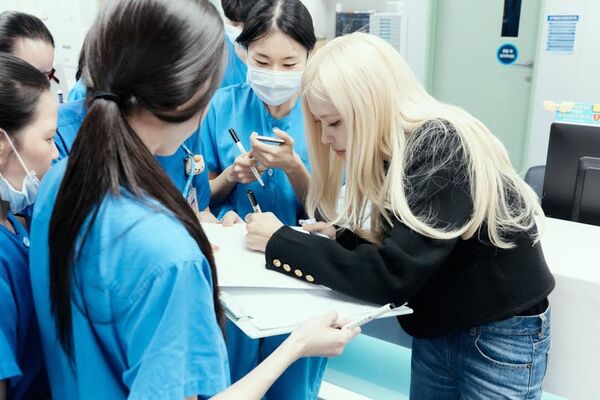 Ros&eacute;親切為醫護人員簽名。（翻攝roses_are_rosie IG）