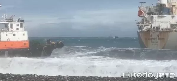 ▲▼擱淺的散裝貨輪旁有拖船戒護，但風浪太大，拖船也在海上驚險搖擺。（圖／民眾提供，下同）