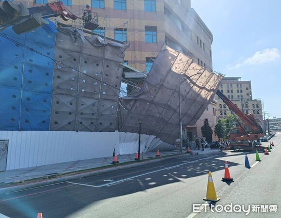 ▲▼台中榮總施工大樓圍籬鷹架倒塌。（圖／台中市政府提供）