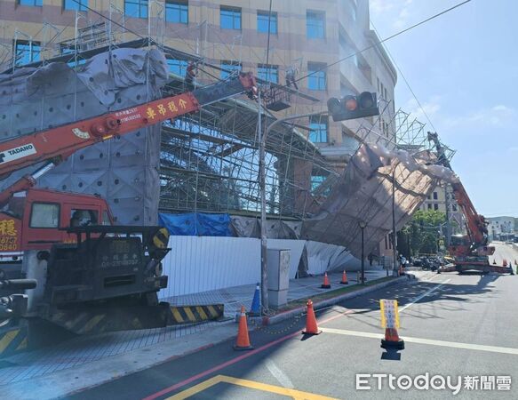 ▲▼台中榮總施工大樓圍籬鷹架倒塌。（圖／台中市政府提供）