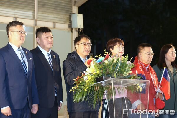 ▲台南市2026年元旦升旗典禮登場，市長黃偉哲與市民在寒冬清晨迎接新年曙光。（記者林東良翻攝，下同）