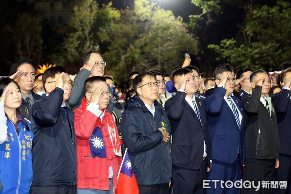 ▲台南市2026年元旦升旗典禮登場，市長黃偉哲與市民在寒冬清晨迎接新年曙光。（記者林東良翻攝，下同）