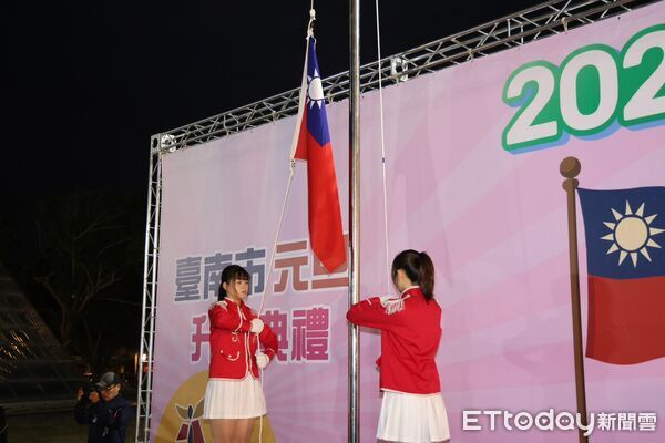 ▲台南市2026年元旦升旗典禮登場，市長黃偉哲與市民在寒冬清晨迎接新年曙光。（記者林東良翻攝，下同）