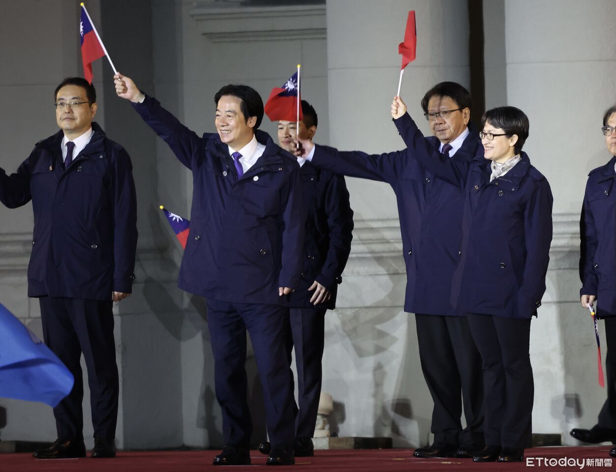 賴清德、蕭美琴深藍風衣+手持小國旗 共同出席總統府元旦升旗