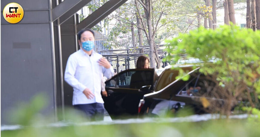 圍台軍演 管碧玲帶「海巡官員」爽嗑五星饗宴