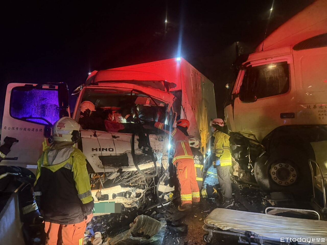 跨年夜上路度估!大貨車逆撞曳引車 車頭爛毀駕駛受困腿骨折