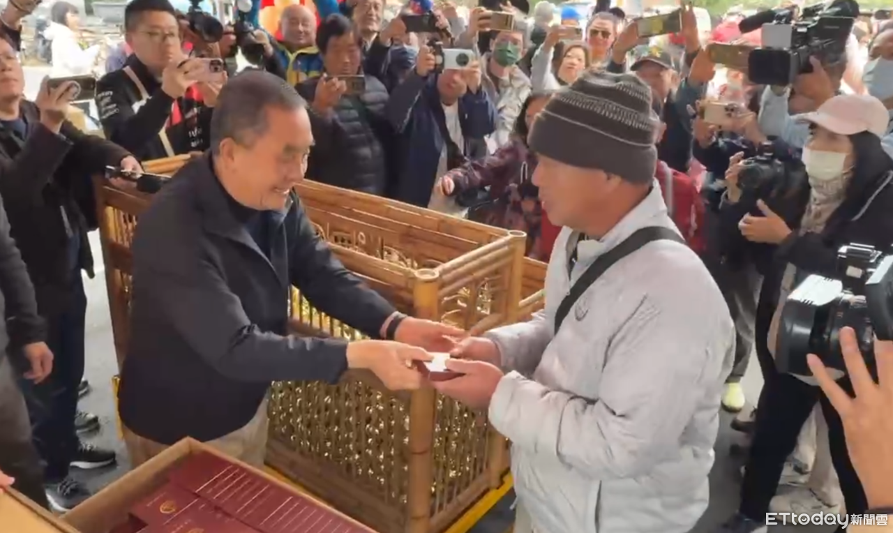 元旦搶拿竹山紫南宮錢母!10萬人龍綿延7公里 孝子排14天奪頭香