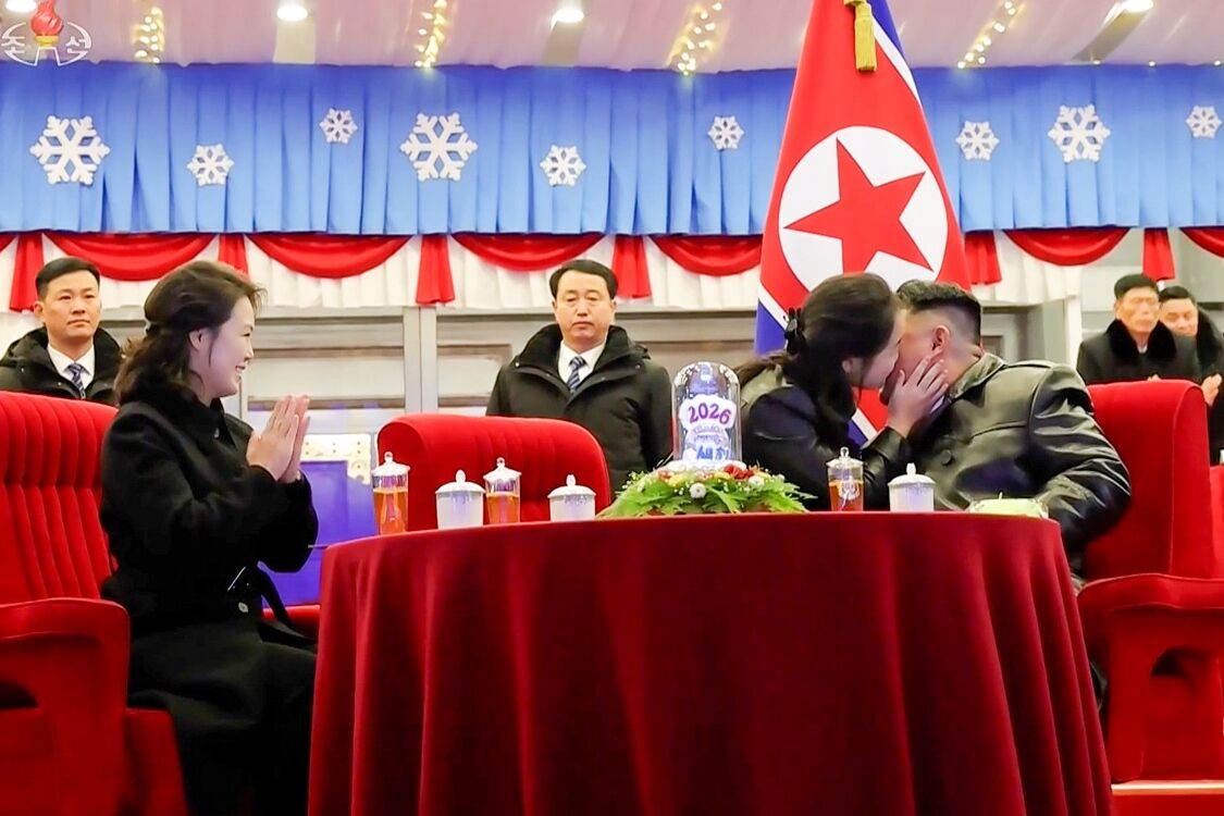 ▲▼ 北韓平壤跨年晚會上金主愛親吻金正恩臉頰。（圖／翻攝自朝鮮中央TV）