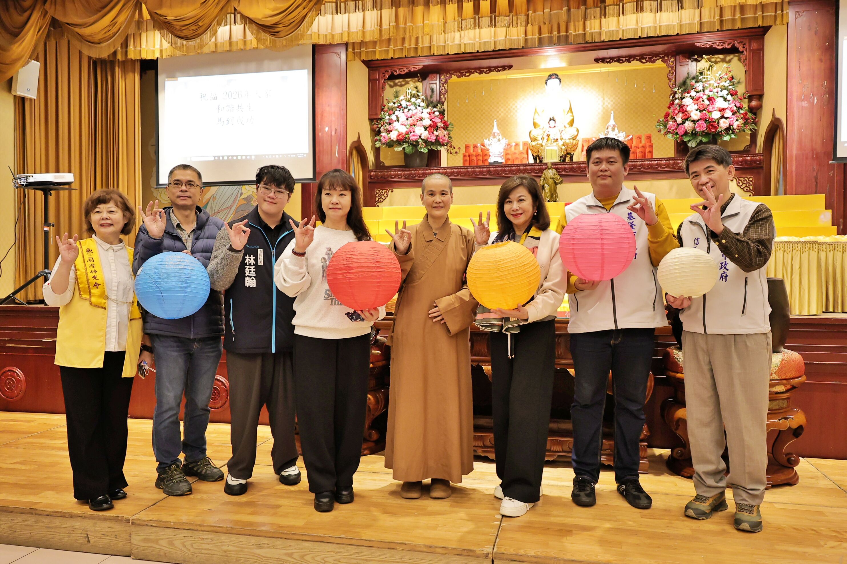 ▲佛光山極樂寺彩繪燈籠 邱佩琳祈願和諧基隆。（圖／記者郭世賢翻攝）