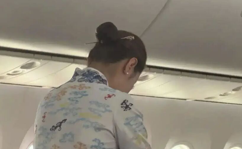 ▲海航空服員近期統一佩戴上長髮簪，卻也引來安全性的爭議。（圖／翻攝錢江晚報）