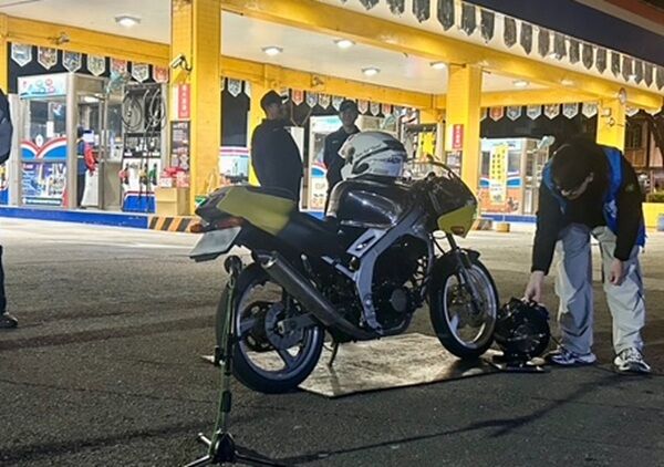 ▲意外攔查到1990年代風靡機車市場的經典檔車FZR150，車齡雖高達32年但車況依舊保持良好。（圖／龍潭警分局提供）