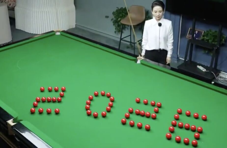 ▲大陸撞球天后潘曉婷炫技迎接新年。（圖／翻攝澎湃新聞）