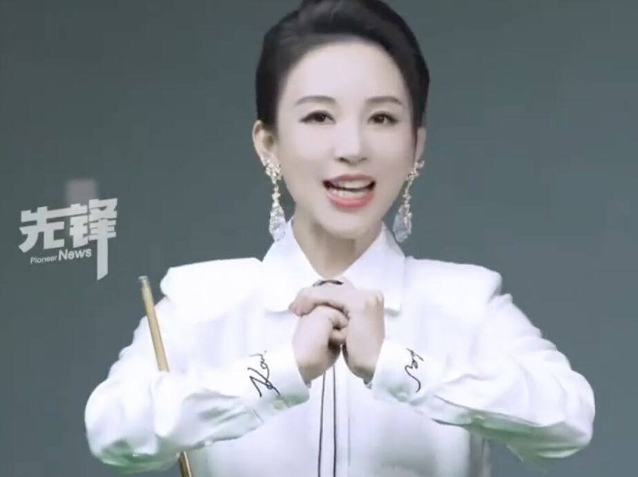 ▲大陸撞球天后潘曉婷炫技迎接新年。（圖／翻攝澎湃新聞）