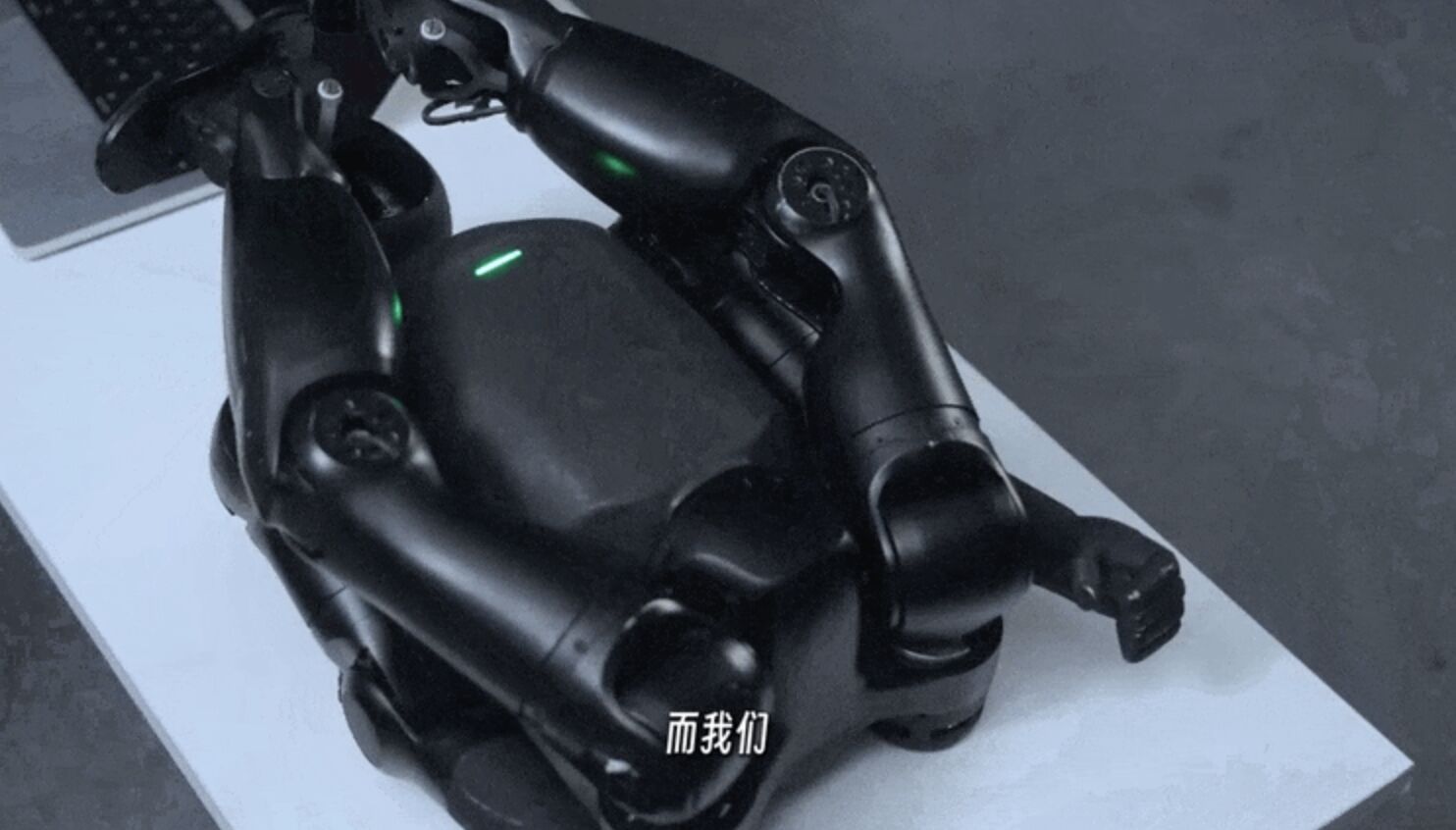 ▲大陸知名UP主「稚暉君」彭志輝介紹全球首個個人機器人「啟元Q1」。（圖／翻攝財聯社）