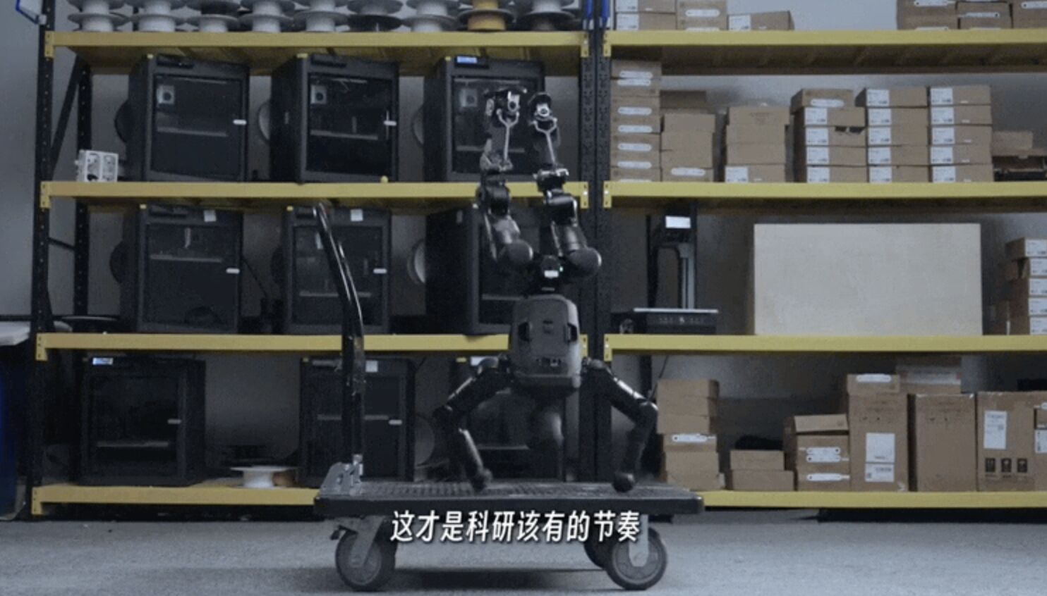 ▲大陸知名UP主「稚暉君」彭志輝介紹全球首個個人機器人「啟元Q1」。（圖／翻攝財聯社）