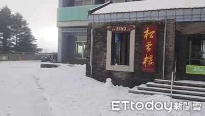 合歡山凌晨飄雪　台14甲線限掛雪鏈