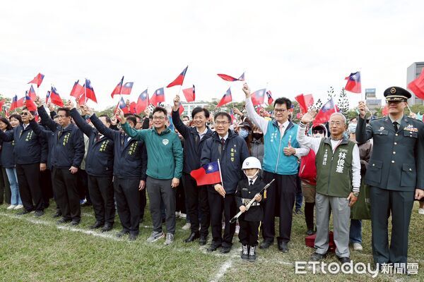 ▲台南市2026年元旦升旗典禮登場，市長黃偉哲與市民在寒冬清晨迎接新年曙光。（記者林東良翻攝，下同）