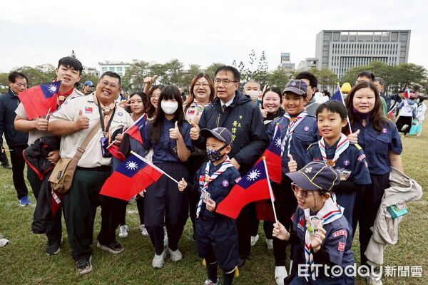 ▲台南市2026年元旦升旗典禮登場，市長黃偉哲與市民在寒冬清晨迎接新年曙光。（記者林東良翻攝，下同）