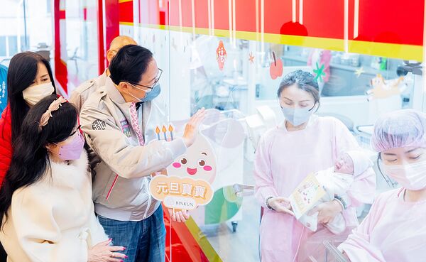 ▲桃園市長張善政伉儷今天上午至桃園區秉坤婦幼醫院探視元旦寶寶，全市預計有65位元旦寶寶將誕生。（圖／市府新聞處提供）