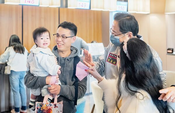 ▲桃園市長張善政伉儷今天上午至桃園區秉坤婦幼醫院探視元旦寶寶，其中有準爸爸帶著小孩來陪伴孕婦待產。（圖／市府新聞處提供）