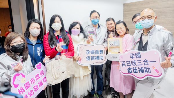 ▲桃園市長張善政伉儷今天上午探視元旦寶寶，陪同者還包括立委萬美玲等人。（圖／市府新聞處提供）