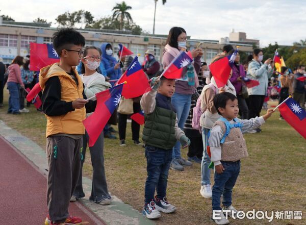▲雲林縣2026年元旦升旗典禮首度移師北港，超過2000名民眾清晨齊聚北辰國小迎接新年。（圖／記者游瓊華翻攝）