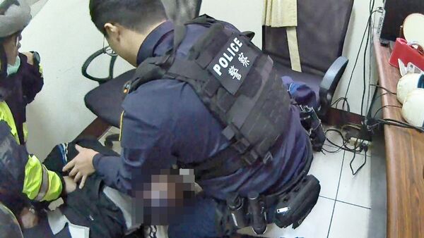 ▲桃園警方昨天上午據報，陳姓男子前往桃園區某公司持空氣槍與刀械挾持業者，員警隨即拘捕發生扭打後壓制到案。（圖／桃園警方提供）