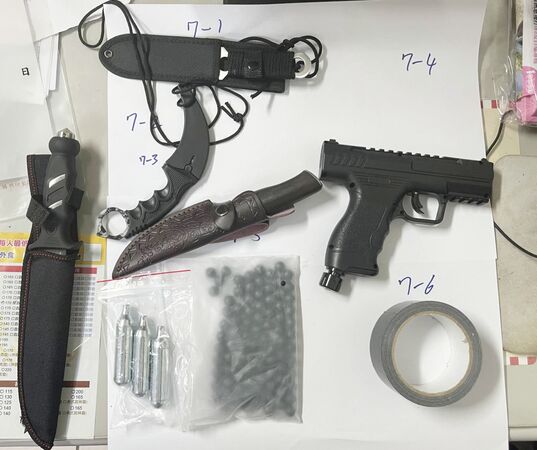 ▲桃園市陳姓男子前往桃園區某公司持空氣槍與刀械挾持業者，員警隨即壓制到案，並起出做案用4把刀械與空氣槍等證物。（圖／桃園警方提供）