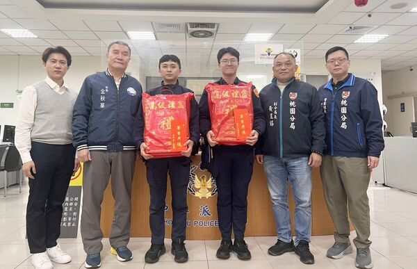 ▲桃園警方破案後，副分局長黃呈錫等長官頒發禮品給破案有功員警。（圖／桃園警方提供）