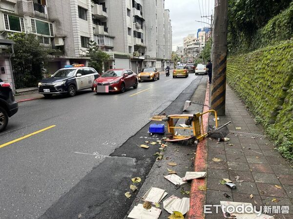 ▲藝人王夢麟酒駕撞到燈桿和清潔隊推車遭警方逮捕移送 。（圖／記者張君豪翻攝）
