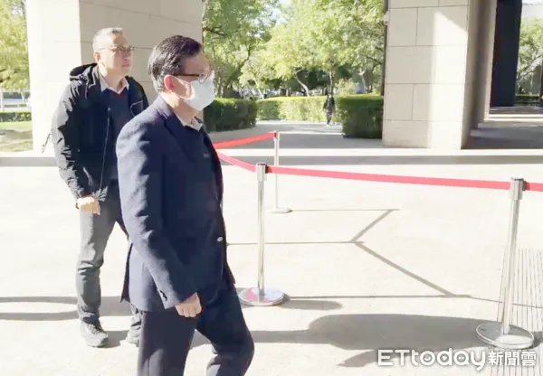 ▲前海基會董事長鄭文燦涉貪案，日前庭進入法院前一語不發。（資料照／記者沈繼昌攝）