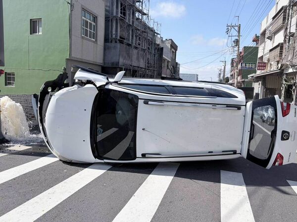 ▲彰化伸港轎車失控撞毀消防栓及電桿翻覆造成4人受困輕傷預防性送醫。（圖／警方提供）