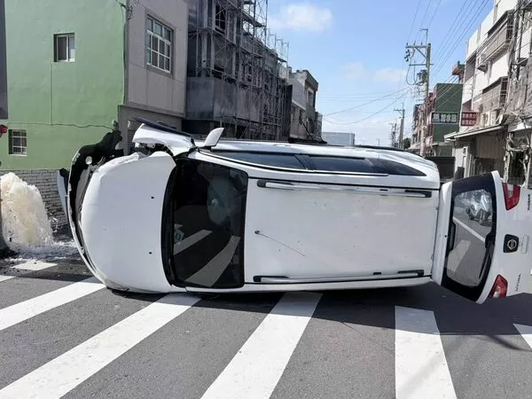 ▲彰化伸港轎車失控撞毀消防栓及電桿翻覆造成4人受困輕傷預防性送醫。（圖／警方提供）