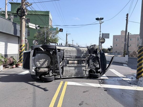▲彰化伸港轎車失控撞毀消防栓及電桿翻覆造成4人受困輕傷預防性送醫。（圖／警方提供）