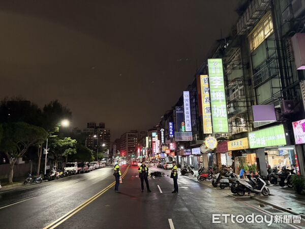 ▲婦人違規穿越馬路，遭雙載的江男撞上，婦人送醫搶救不治。（圖／記者陸運陞翻攝）