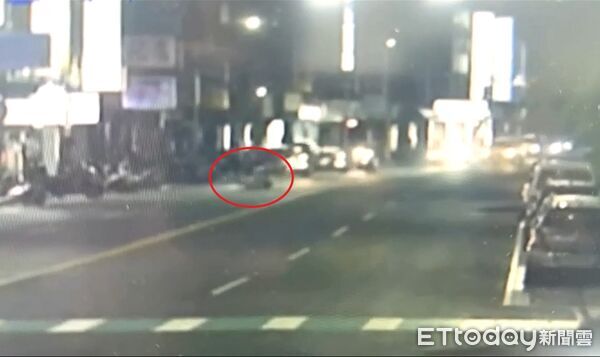 ▲婦人違規穿越馬路，遭雙載的江男撞上，婦人送醫搶救不治。（圖／記者陸運陞翻攝）