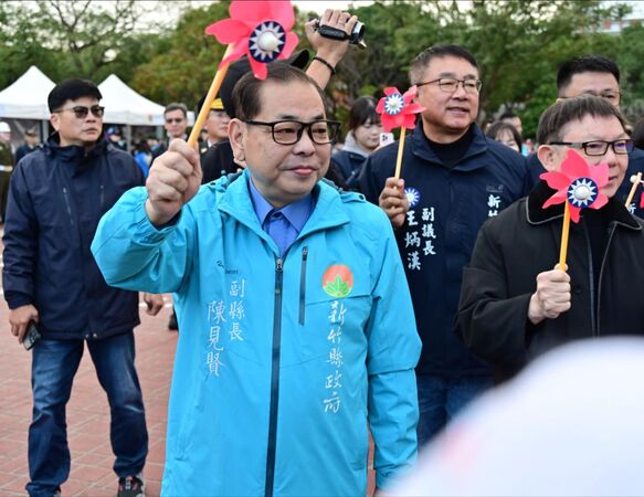 ▲▼陳見賢元旦新造型　網驚「神似蔣經國」他親揭原因。（圖／翻攝自臉書／陳見賢）