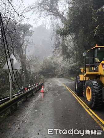 ▲▼台7甲線35.9公里處（米摩登路段）坍方路斷。（圖／記者游芳男翻攝，下同）