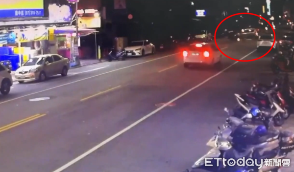 ▲▼高雄男駕車突迴轉，後方重機騎士撞上彈飛。（圖／記者吳奕靖翻攝）