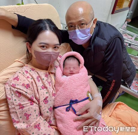 ▲新樓醫院2026年元旦當天迎來2位新生寶寶，新樓醫院準備元旦賀禮祝福新生兒與家庭，象徵新年、新生、新希望。（記者林東良翻攝，下同）
