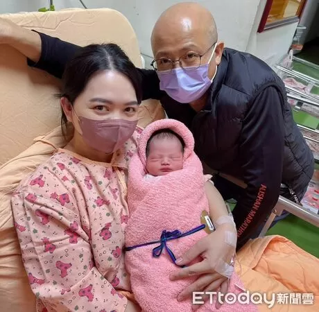 ▲新樓醫院2026年元旦當天迎來2位新生寶寶，新樓醫院準備元旦賀禮祝福新生兒與家庭，象徵新年、新生、新希望。（記者林東良翻攝，下同）