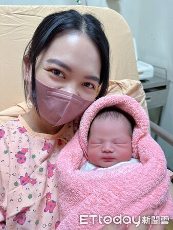 ▲新樓醫院2026年元旦當天迎來2位新生寶寶，新樓醫院準備元旦賀禮祝福新生兒與家庭，象徵新年、新生、新希望。（記者林東良翻攝，下同）