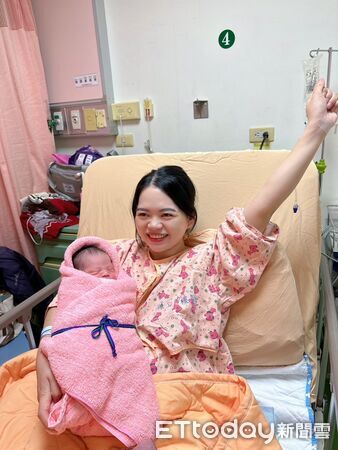▲新樓醫院2026年元旦當天迎來2位新生寶寶，新樓醫院準備元旦賀禮祝福新生兒與家庭，象徵新年、新生、新希望。（記者林東良翻攝，下同）